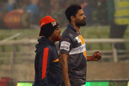 মাশরাফির বাঁ হাতে ১৪ সেলাই, বিপিএল নিয়ে শঙ্কা!