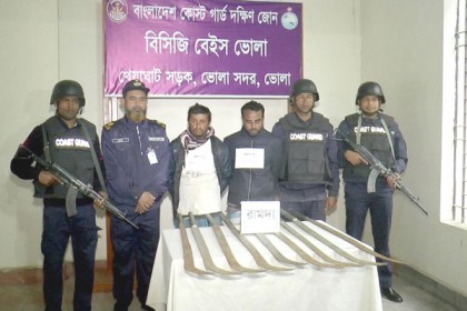 ভোলায় অস্ত্রসহ ২ জলদস্যু আটক