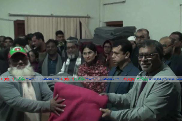 মানিকগঞ্জে স্বাস্থ্যমন্ত্রীর শীতবস্ত্র বিতরণ