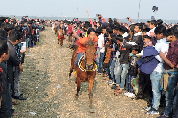 মাগুরায় ঘোড়দৌড় প্রতিযোগিতা ও গ্রামীণ মেলা 
