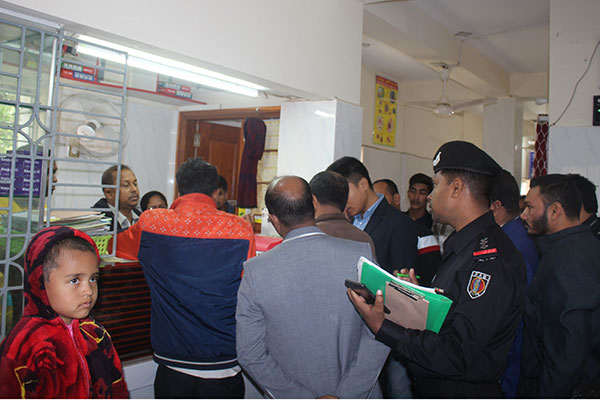 ভান্ডারিয়ায় ৩ ডায়াগনস্টিক সেন্টারে অভিযান, আটক ৩