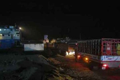 ঘন কুয়াশায় মাঝনদীতে যাত্রীসহ আটকা ৬ ফেরি