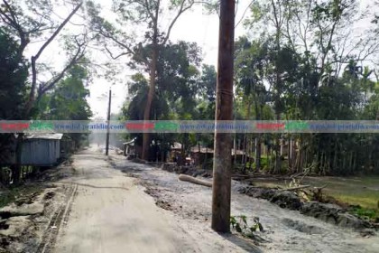 মহাসড়কের মাঝে বৈদ্যুতিক খুঁটি রেখেই চলছে প্রশস্তকরণের কাজ