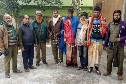 সরঞ্জামসহ তিন শিকারী আটক
