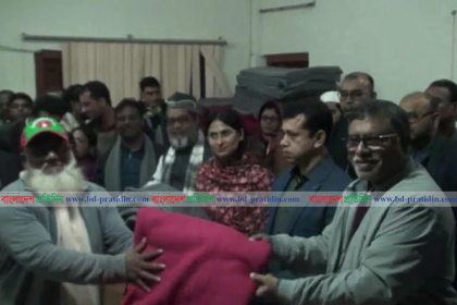 মানিকগঞ্জে স্বাস্থ্যমন্ত্রীর শীতবস্ত্র বিতরণ