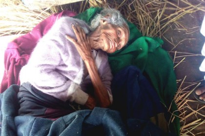 রেল স্টেশনে ফেলে যাওয়া শতবর্ষী বৃদ্ধার দায়িত্ব নিলেন দুই পুলিশ সদস্য 