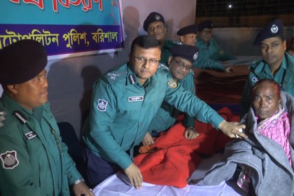 বরিশালে শীতবস্ত্র বিতরণ