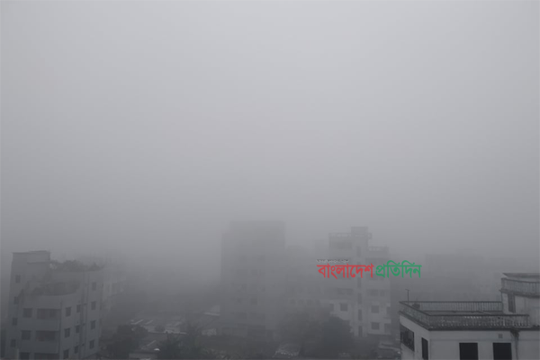 ঘন কুয়াশার চাদরে রাজধানী
