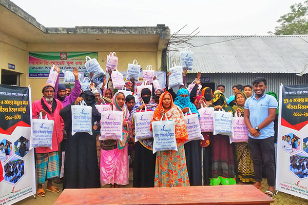 লাকসামে পল্লী এলাকার শীতার্তদের মাঝে শীতবস্ত্র বিতরণ