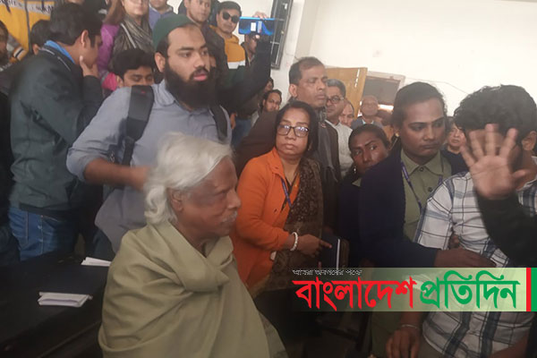 দেড় ঘণ্টা পর তালা খুলে জাফরুল্লাহকে আলোচনায় বসালেন শিক্ষার্থীরা