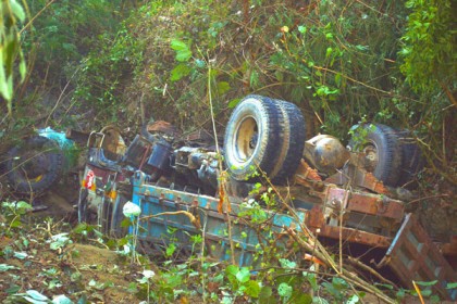 লামায় গভীর খাদে পিকআপ, গুরুতর আহত ৪