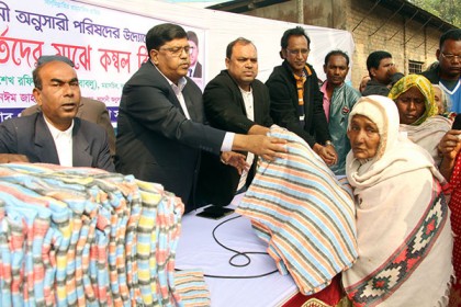 জামালপুরে শীতার্ত মানুষের মাঝে কম্বল বিতরণ