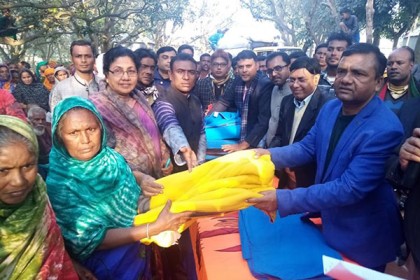 লালপুরে হতদরিদ্র মানুষের মাঝে শীতবস্ত্র বিতরণ