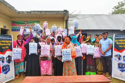 লাকসামে পল্লী এলাকার শীতার্তদের মাঝে শীতবস্ত্র বিতরণ
