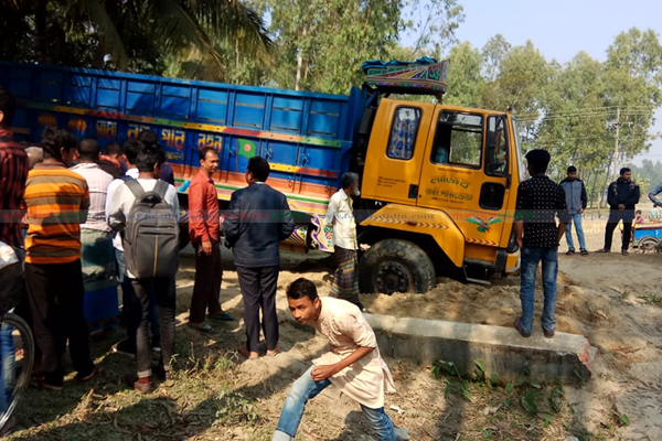 বিরামপুরে ট্রাক চাপায় মোটরসাইকেল চালক নিহত