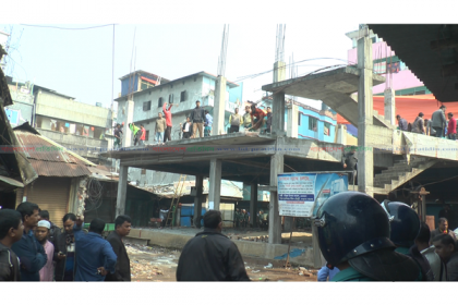 বরিশালে সরকারি রাস্তায় অনুমোদনহীন ভবন উচ্ছেদ 