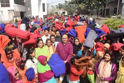 শীতার্তদের হাতে কম্বল তুলে দিলেন রাসিক মেয়র লিটন