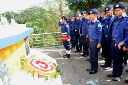 নরসিংদীতে সড়ক দুর্ঘটনায় নিহত ১০ পুলিশ সদস্যের মৃত্যুবার্ষিকী পালিত