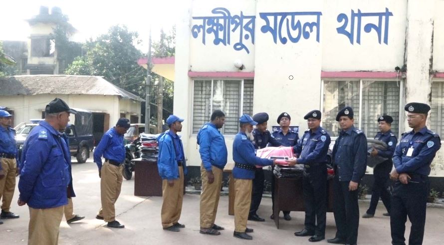লক্ষ্ণীপুরে টর্চ লাইট ও কম্বল পেলেন ২০০ গ্রাম পুলিশ 