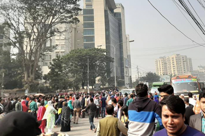 শ্যামলীতে পোশাক শ্রমিকদের সড়ক অবরোধ, যানজট