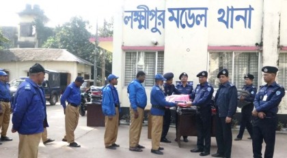 লক্ষ্ণীপুরে টর্চ লাইট ও কম্বল পেলেন ২০০ গ্রাম পুলিশ 