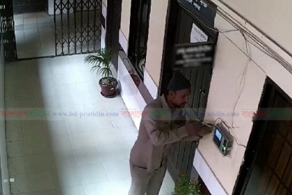 হাজিরায় ফাঁকি দিতে বায়োমেট্রিক মেশিনে পানি ঢেলে ধরা পড়লেন কর্মী