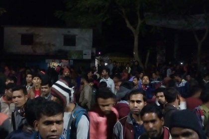 হেমায়েতপুরে বকেয়া বেতনের দাবিতে শ্রমিকদের সড়ক অবরোধ
