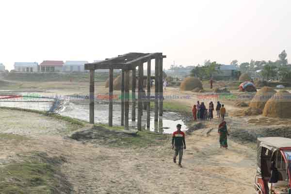 সেতুর দাবি গ্রামবাসীর!
