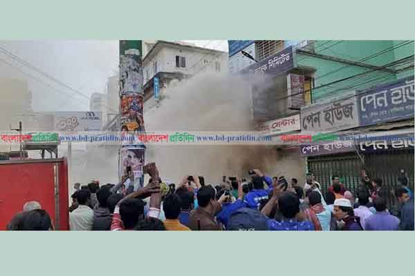 ময়মনসিংহে শপিং সেন্টারে আগুন 