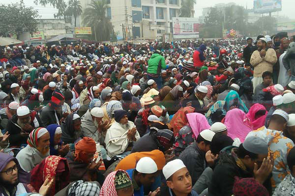 তুরাগ তীরে জুমার নামাজে লাখো মুসল্লির ঢল