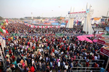 ছুটির দিনে জমে উঠেছে বাণিজ্য মেলা
