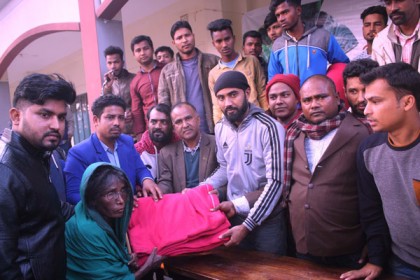 দিনাজপুরে শীতার্ত মানুষের পাশে দাঁড়িয়েছে ডুয়েট