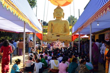 লামায় রাজামুনি বুদ্ধমূর্তির অভিষেক