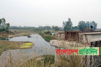 অবৈধ বালু উত্তোলনে হুমকিতে ৪ কোটি টাকার ব্রিজ