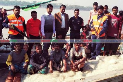 বাগেরহাটে ট্রলার থেকে ৩ মণ জাটকা উদ্ধার, দুইজনকে অর্থদণ্ড
