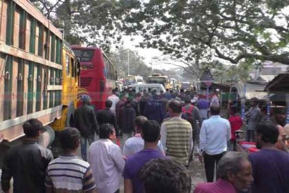 শৈলকুপা থানার ওসিকে প্রত্যাহারের দাবিতে সড়ক অবরোধ