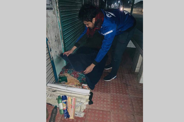 গভীর রাতে রাস্তায় ঘুরে ঘুরে কম্বল বিতরণ করলেন সাকিব