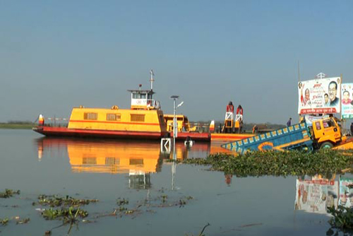মীরগঞ্জে ফেরিতে যানবহন পারাপার শুরু