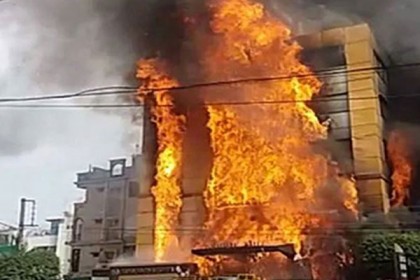 কলকাতায় বহুতল ভবনে ভয়াবহ অগ্নিকাণ্ড