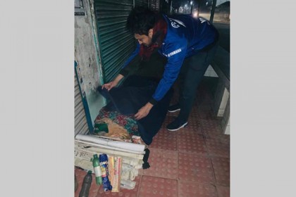 গভীর রাতে রাস্তায় ঘুরে ঘুরে কম্বল বিতরণ করলেন সাকিব