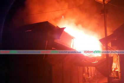 চরভদ্রাসনে অগ্নিকাণ্ডে ৬ দোকান পুড়ে ছাই