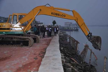 বরিশালের কীর্তনখোলা নদীর অবৈধ দখলদার উচ্ছেদ অভিযান শুরু