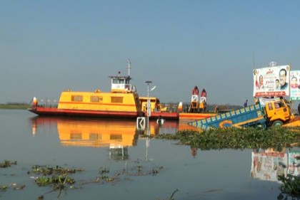 মীরগঞ্জে ফেরিতে যানবহন পারাপার শুরু