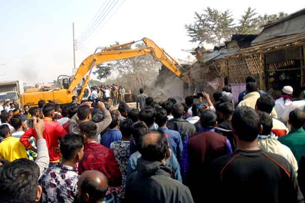 ফুলবাড়ীতে মহাসড়কের প্রশস্তকরণ কাজের জন্য অবৈধ স্থাপনা উচ্ছেদ 
