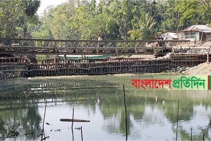 ভাঙন রোধের অজুহাতে প্রবাহমান খালে বাঁধ, ভোগান্তিতে হাজারো মানুষ