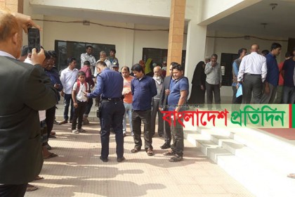 নোয়াখালী পৌরসভা ভবনে দুটি হাত বোমা বিস্ফোরণ