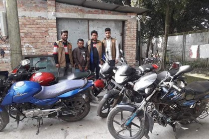 বাগাতিপাড়ায় চোরাই মোটরসাইকেলসহ আটক ১