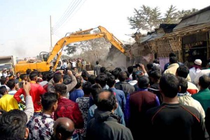 ফুলবাড়ীতে মহাসড়কের প্রশস্তকরণ কাজের জন্য অবৈধ স্থাপনা উচ্ছেদ 
