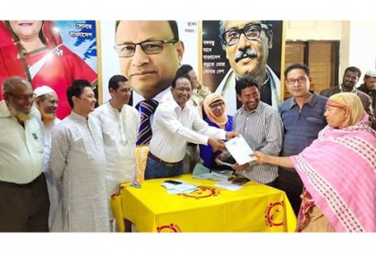 লাকসামে বয়ষ্ক ও বিধবা ভাতা বই বিতরণ