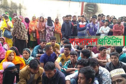 টঙ্গীতে বকেয়া বেতনের দাবিতে শ্রমিকদের সড়ক অবরোধ